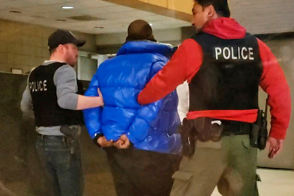 Kelly wurde am Freitag von Polizisten abgeführt.