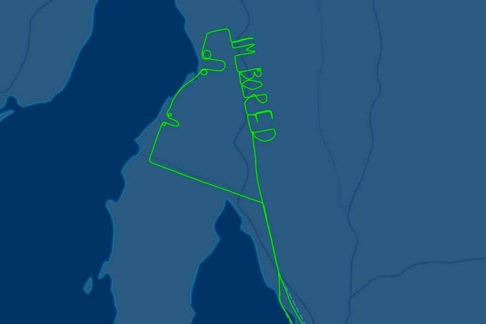 Bei Flightaware ist der Schriftzug auf dem Flugradar "I M BORED" - mir ist langweilig - zu sehen.