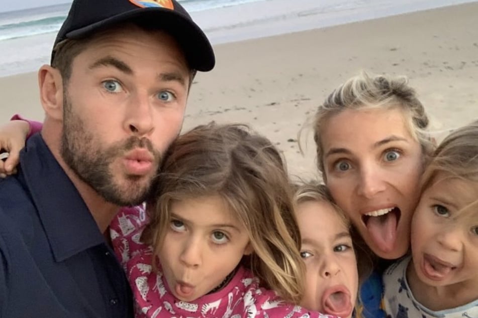 Chris Hemsworth (42) mit seinen Kindern India Rose (14, 2. v. l.), Sasha und Tristan (beide 12) sowie seiner Frau Elsa Pataky (49, 2. v. r.).