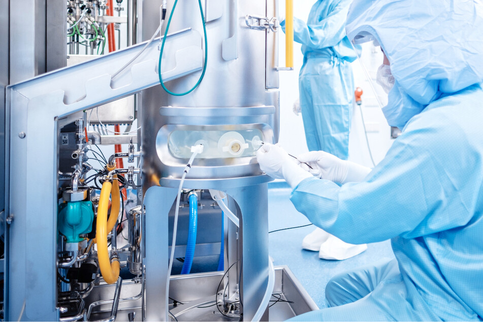 Das Foto aus dem Januar zeigt Arbeiter in der Impfstoffproduktionsanlage von Biontech in Marburg.