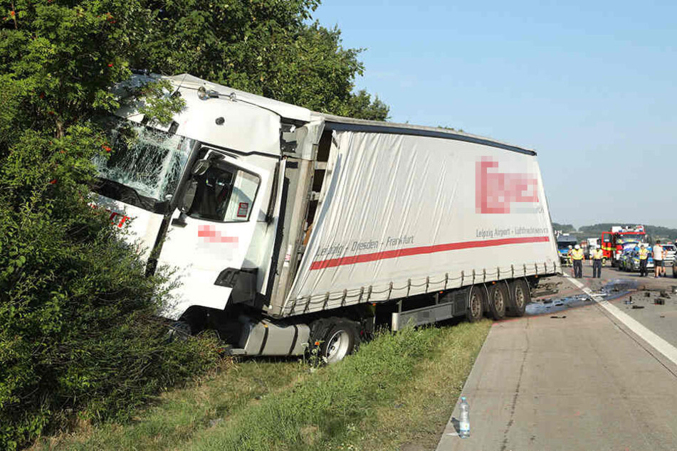 Der aufgefahrene Laster landete nach dem Aufprall im Straßengraben.