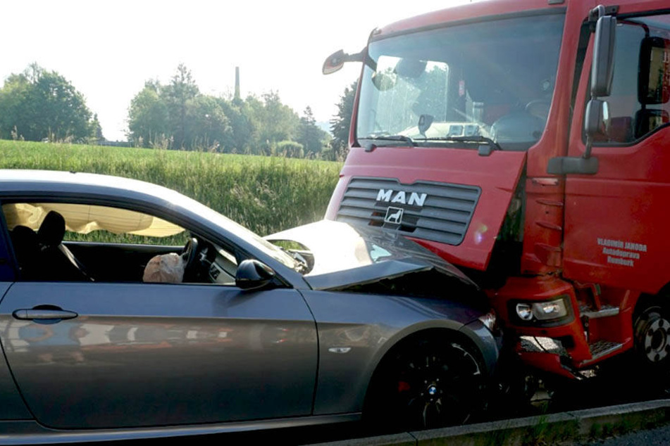 Der tonnenschwere Laster erwischte den BMW der 32-Jährigen frontal.