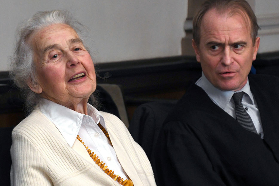 Ursula Haverbeck sitzt am 21. November 2016 vor Prozessbeginn mit ihrem Anwalt Wolfram Nahrath im Landgericht in Verden (Niedersachsen).