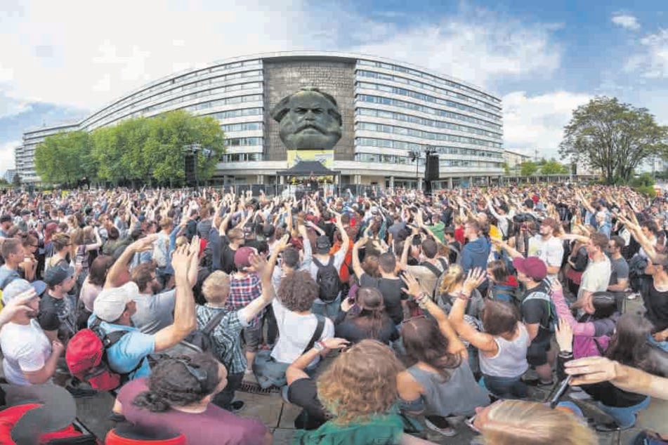 Am Donnerstag wird die Brückenstraße zur Fanmeile und der Karl-Marx-Kopf kriegtwieder Musik auf die Ohren.