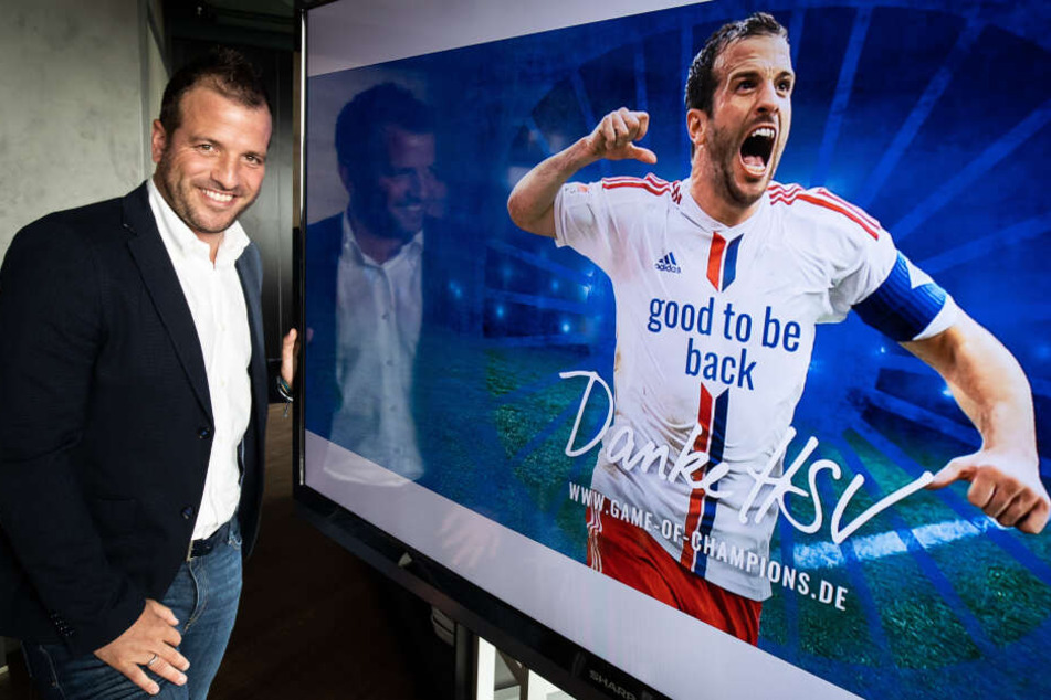 Der Ex-HSV-Spieler Rafael van der Vaart steht bei einem Pressegespräch neben einem Monitor.