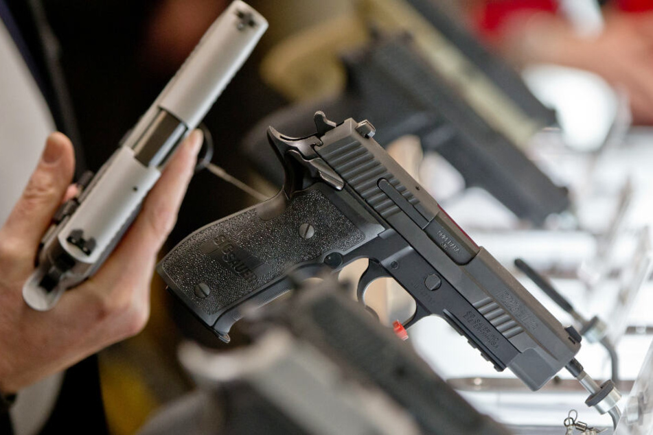 Auf einer Waffenmesse präsentiert der Hersteller Sig Sauer seine Pistolen. Wegen illegaler Ausfuhr von Sig-Sauer-Waffen stehen nun drei Manager vor Gericht.
