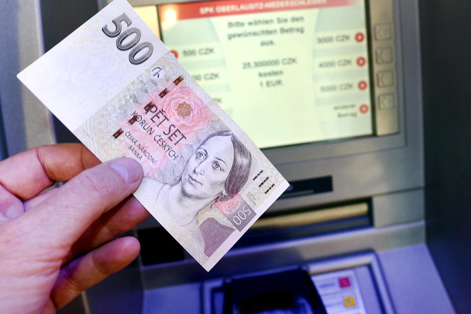 Der Geldautomat spuckt jetzt Euros und tschechische Kronen aus.