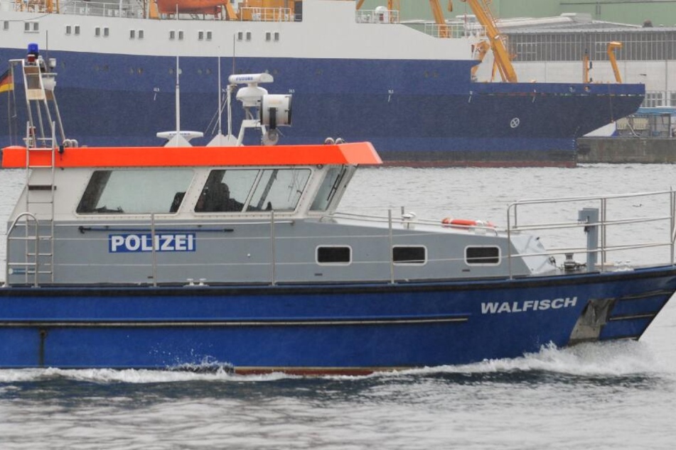 Die Wasserschutzpolizei sperrte die Weser ab. (Symbolbild)