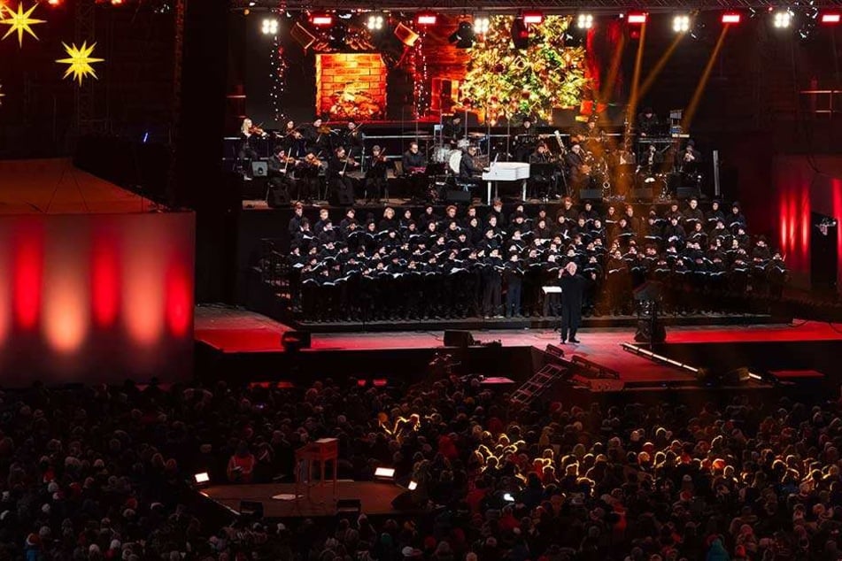 Gemeinsames Weihnachtsliedersingen mit dem Kreuzchor.