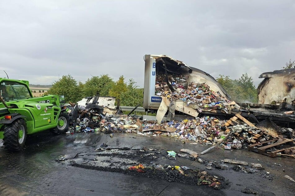 Unfall A14: Lkw-Anhänger brennt lichterloh: A14 stundelang gesperrt