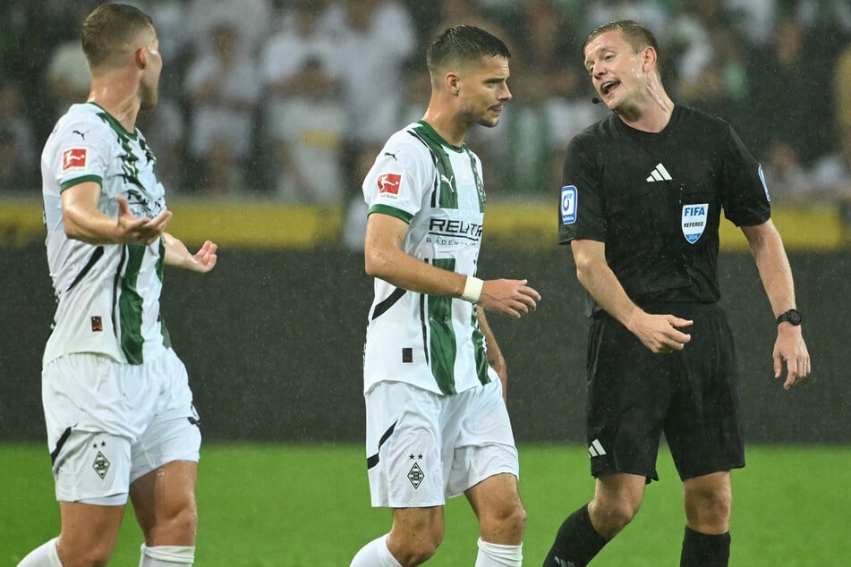 Schiedsrichter Robert Schröder (34, r.) brachte die VAR-Debatte beim Auftaktspiel der Bundesliga gleich wieder ins Rollen.