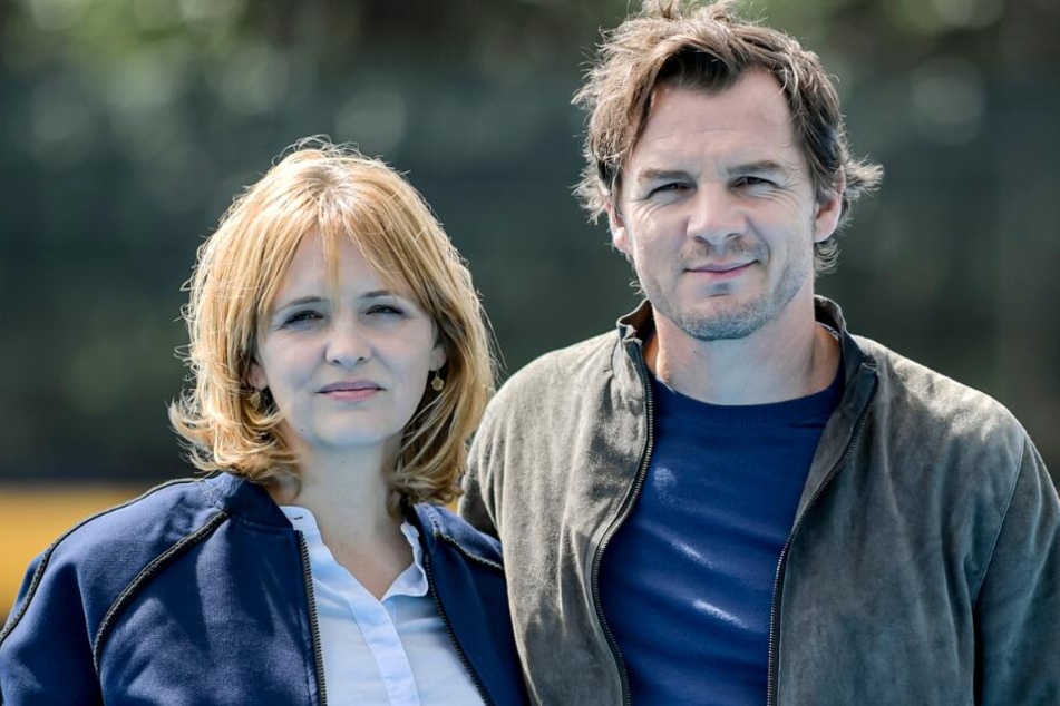 Laura Tonke (45) und Felix Klare (41) stehen am Set des NDR-Krimis.