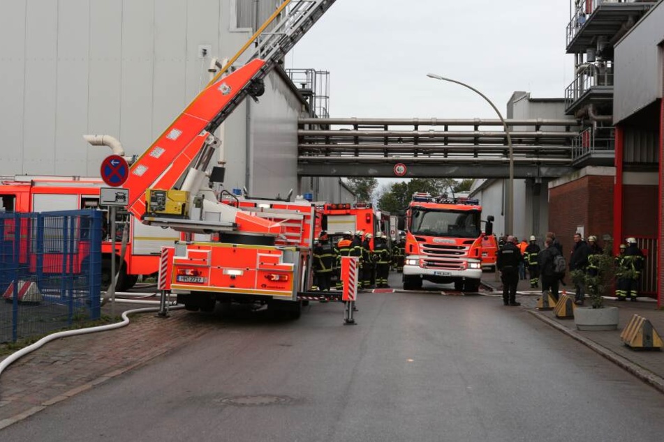 Löschzüge stehen auf dem Fabrik-Gelände.