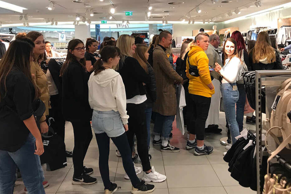 Viele Dresdnerinnen und Dresdner standen in der Altmarkt-Galerie Schlange für ein Autogramm von der TV-Moderatorin.