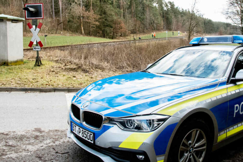 Die Polizei ermittelt, weshalb der Rentner in Bayern an einer Bahnstrecke sein Leben verlor.