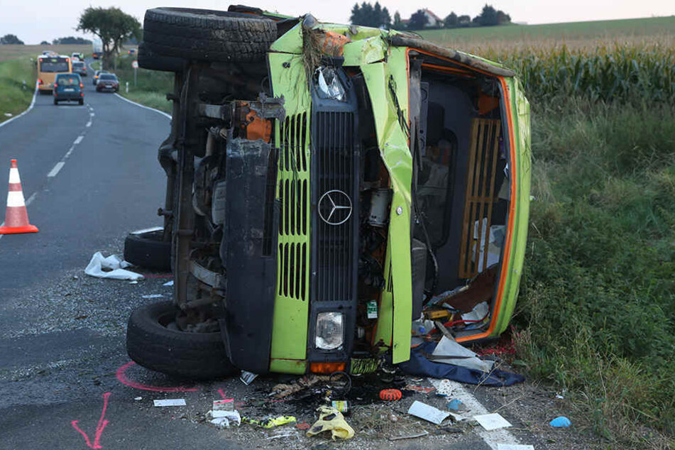 Der Transporter blieb seitlich auf der Straße liegen.