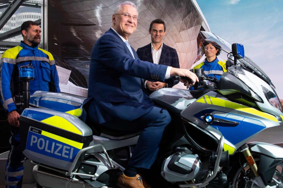 Neue Motorräder! Polizei setzt auf BMW, Joachim Herrmann lobt Ausstattung