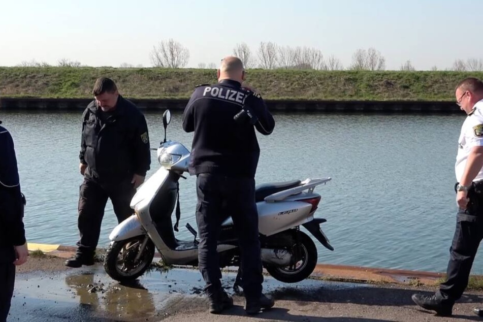 Zwei Männer waren mit einem Moped in den Kanal gestürzt.