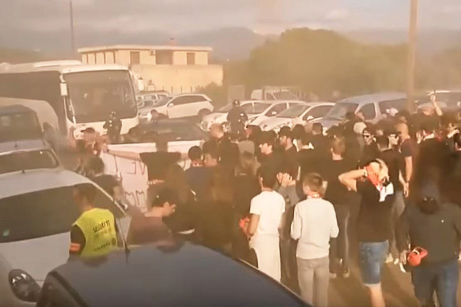 Anhänger des französischen Fußball-Zweitligisten AC Ajaccio haben auf Korsika einen Bus mit Fußballern aus dem nordfranzösischen Le Havre attackiert.