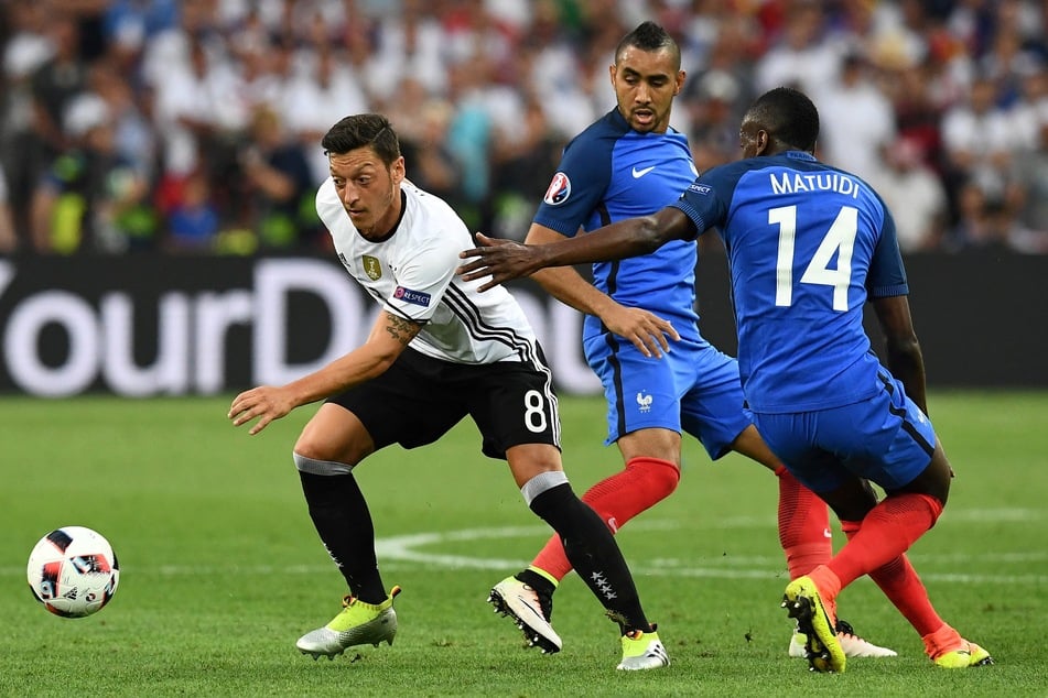 Für Deutschland stand Mesut Özil (l.) nach dem Turnier 2012 auch bei der Europameisterschaft 2016 auf dem Feld, hier im Halbfinale gegen Frankreich.