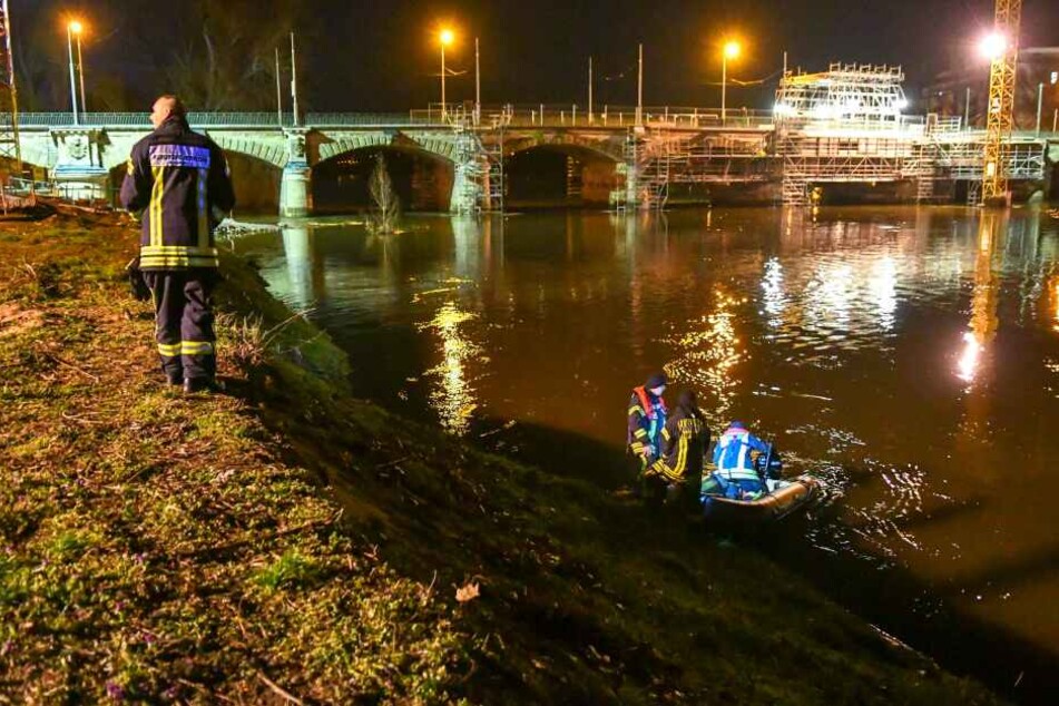 Rettungskräfte suchten in der Nacht zu Montag in Magdeburg nach einem verschwundenen Mann.