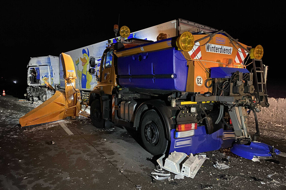 Der Lkw krachte in zwei Fahrzeuge des Winterdienstes.