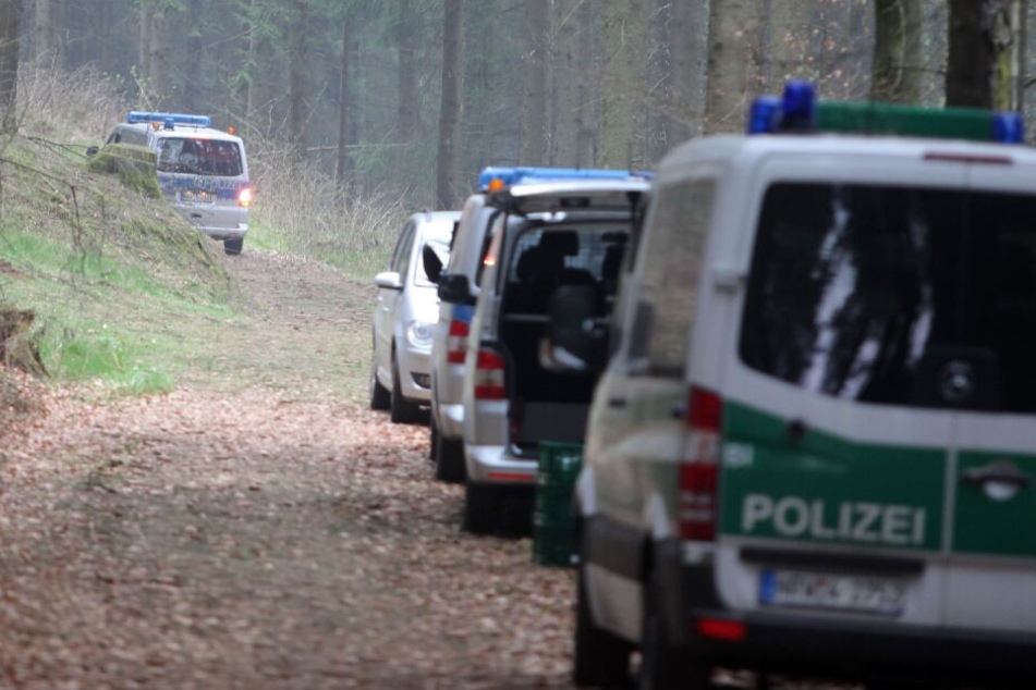 Die Polizei wurde in das Waldstück gerufen. (Symbolbild)