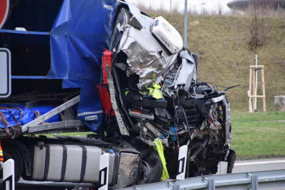 Der Fahrer wurde im völlig demolierten Führerhaus eingeklemmt.