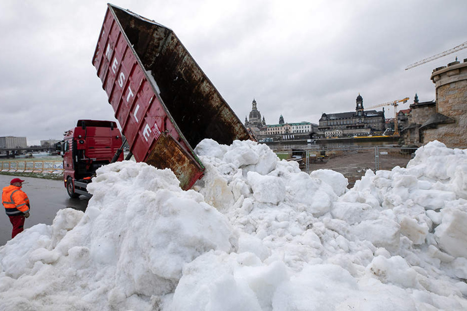 Rund 120 Ladungen Kunstschnee kippten Laster am gestrigen Donnerstag aus.