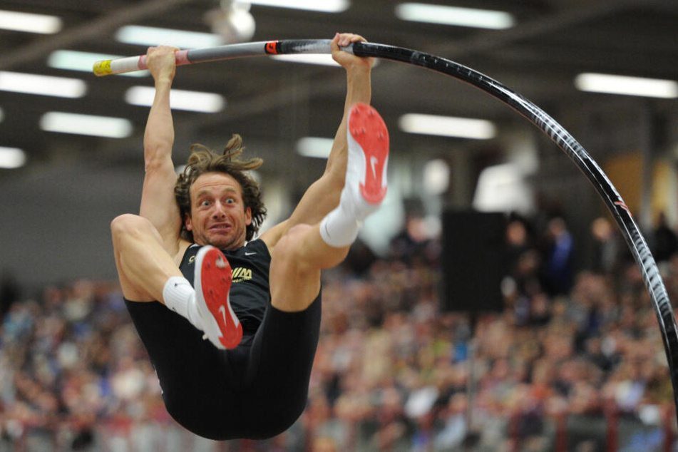 Der deutsche Stabhochspringer Tim Lobinger springt beim Internationalen Leichtathletik- Hallenmeeting in Chemnitz im Jahr 2012.