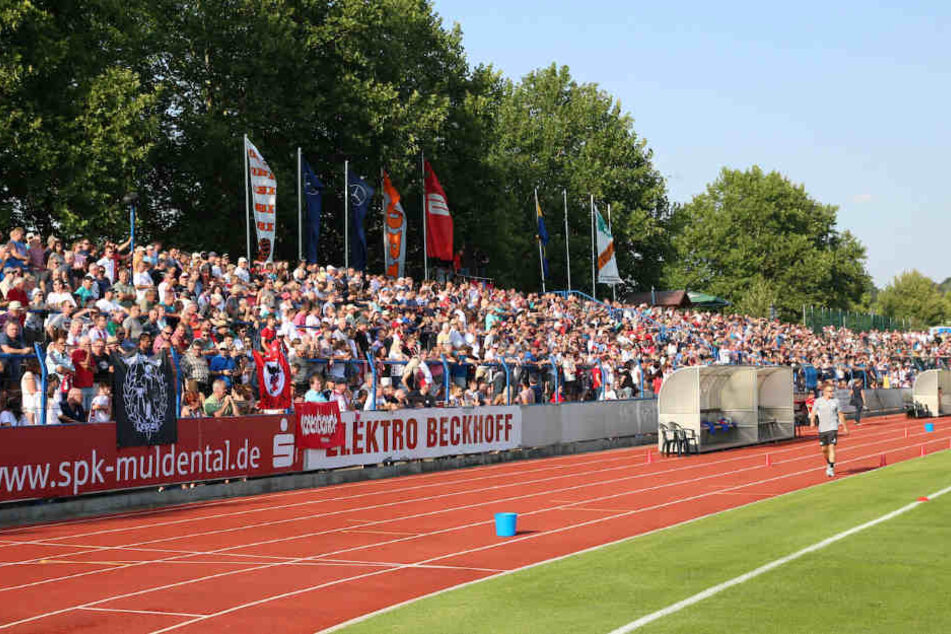 Das Stadion der Freundschaft war mit 2944 Zuschauern prall besetzt.