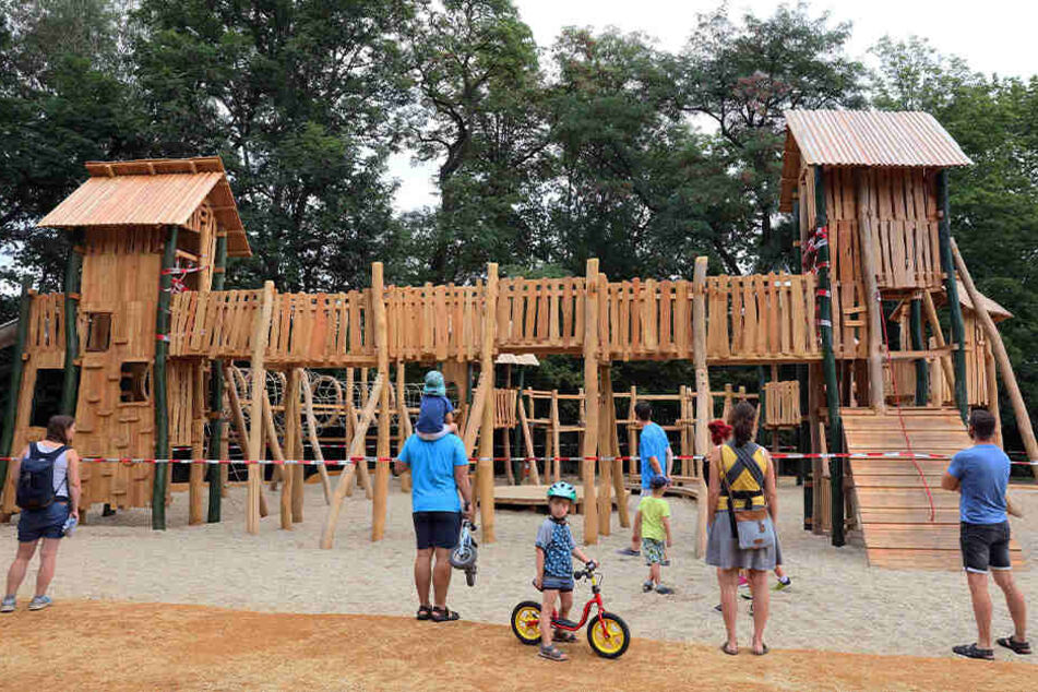 Nachdem ein Kind (7) sich in der Hängebrücke des Spielplatzes feststeckte, musste die Feuerwehr gerufen werden.