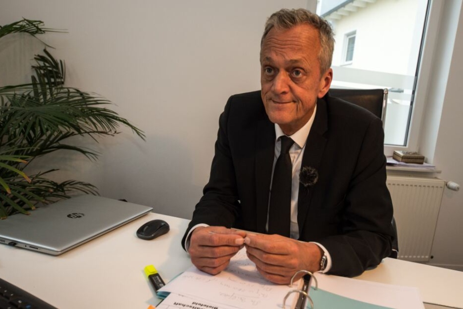 Verteidiger Peter Wüller kann nicht nachvollziehen, dass die Beamten weiter im Dienst sind.