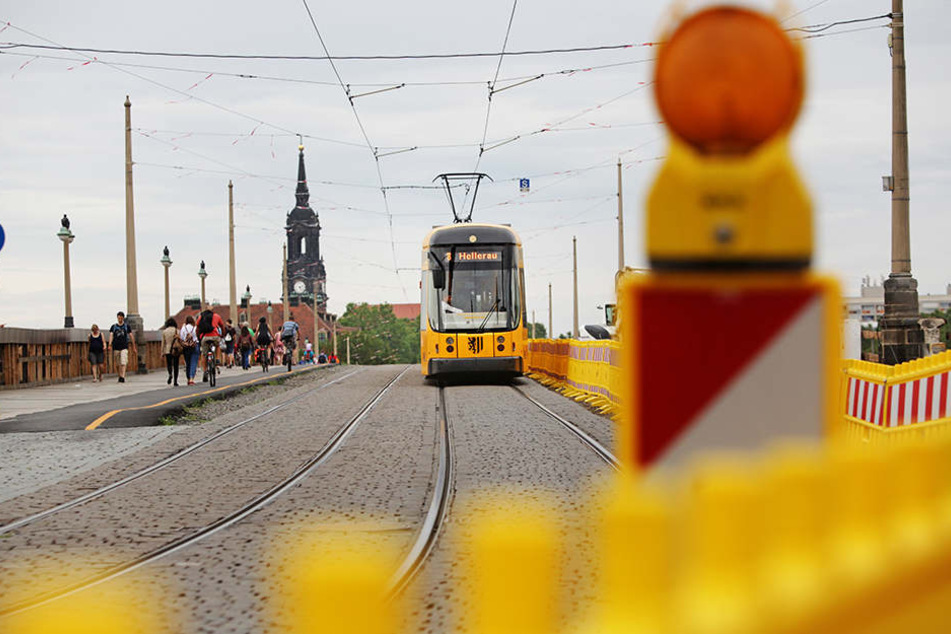 Die letzte Bahn fährt Montag früh über die Augustusbrücke.