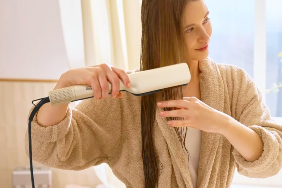 Mit diesem Glätteisen von Lidl könnt Ihr Eure Haare gleichzeitig trocknen