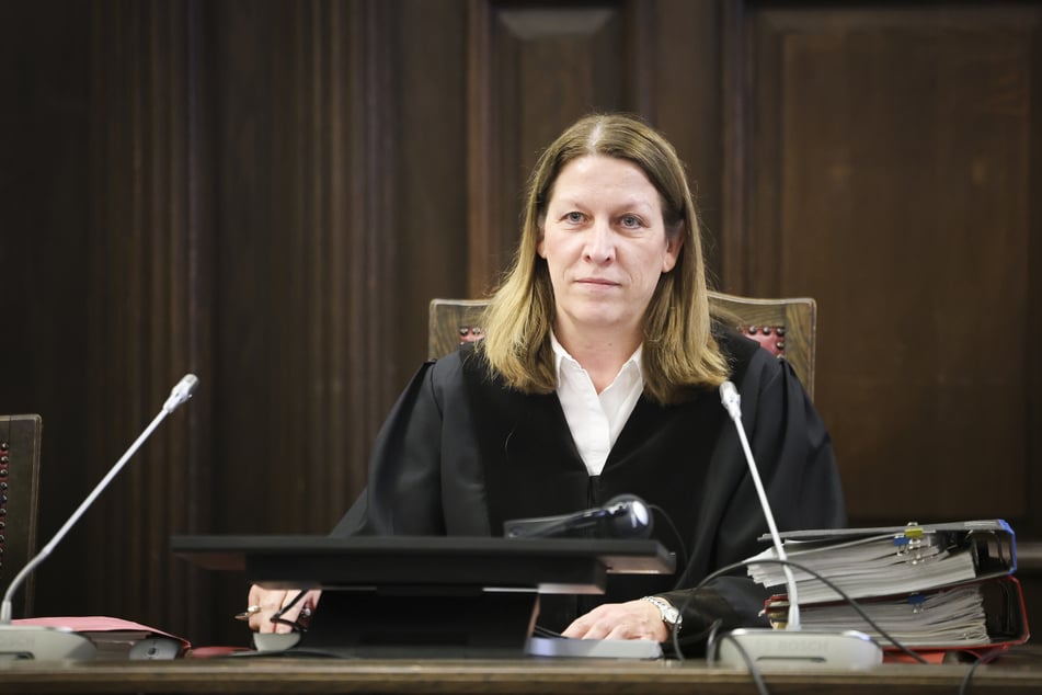 Die vorsitzende Richterin Isabel Hildebrandt beginnt mit der Befragung des Zeugen David B.