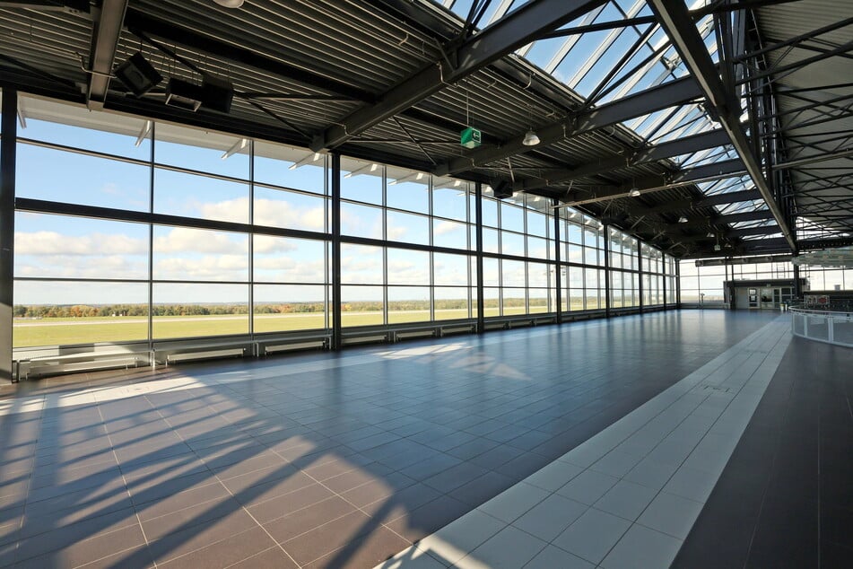 Tote Hose am Flughafen: Die Besucherterrasse, die für Veranstaltungen gebucht werden kann, an einem Wochentag.