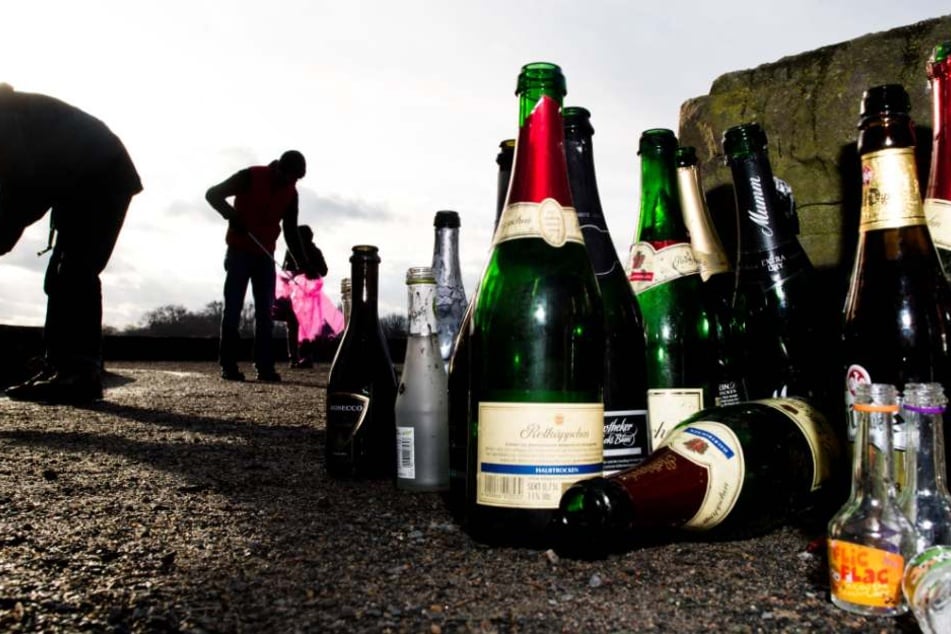 Auch allerlei Altglas steht nach der Silvesternacht auf den Straßen. (Symbolbild)