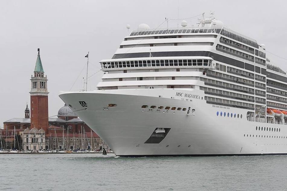 Ein Größenvergleich: Ein Kreuzfahrtschiff fährt während der 58. Art Biennale 2019 vor Venedig. (Archivbild)
