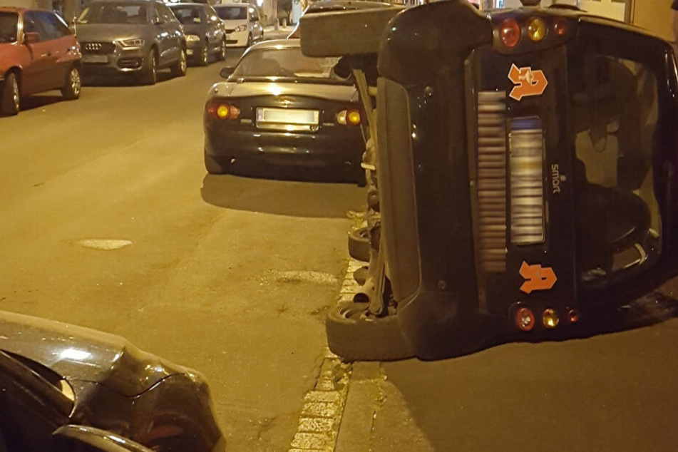 Der Smart blieb auf der Seite liegen.