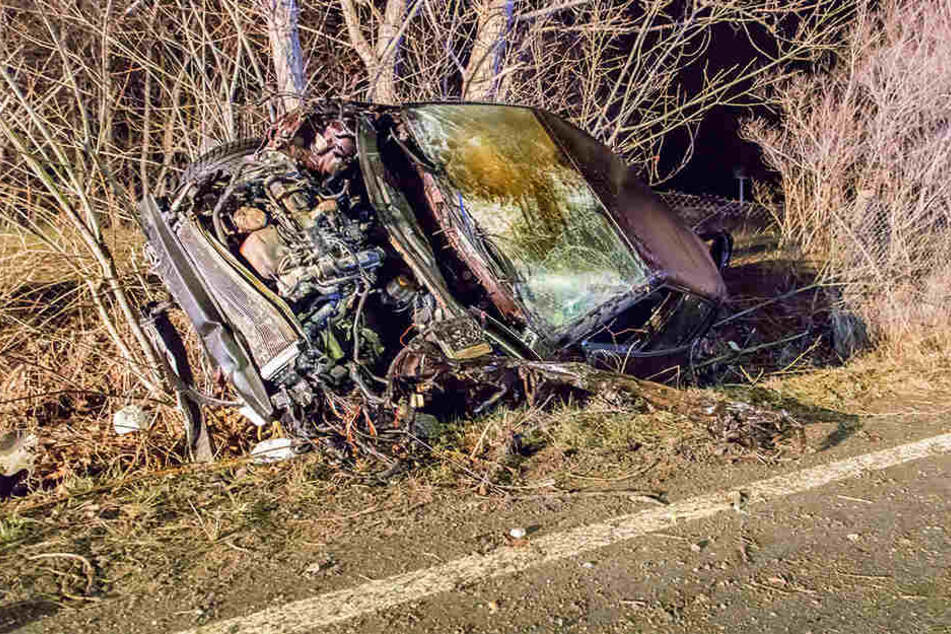 Das Wrack des Skoda blieb im Straßengraben liegen und fing Feuer.