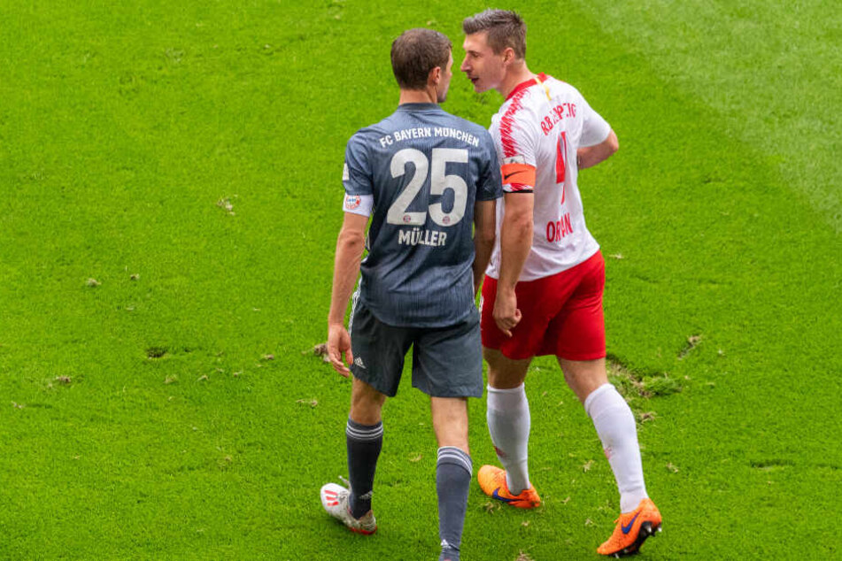 Willi Orban und Thomas Müller tauschen verbale Nettigkeiten aus.