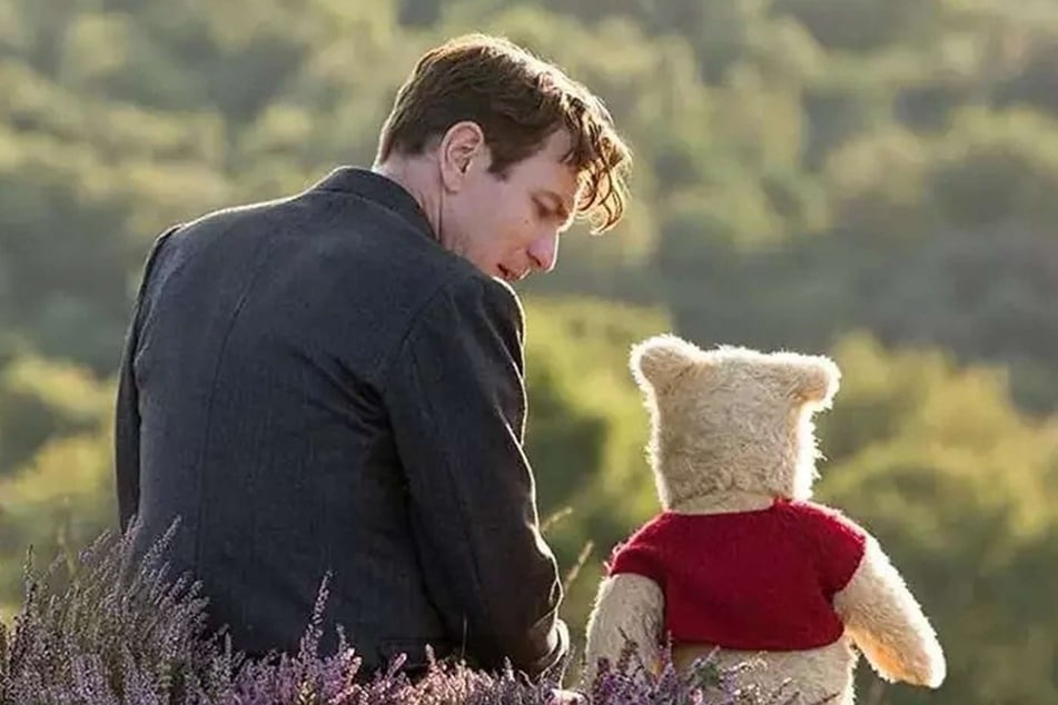 Christopher Robin (Ewan McGregor, 55) trifft nach langer Zeit seinen Freund Winnie Puuh wieder.