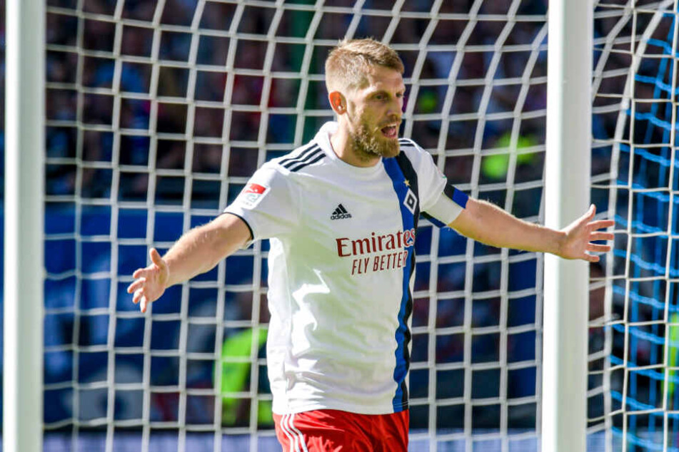 HSV-Kapitän Aaron Hunt jubelt über einen Treffer.