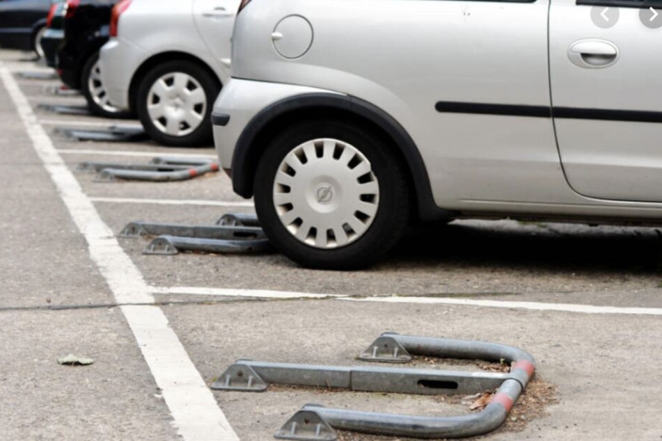 Die Mindestanzahl an Auto-Stellplätzen vor einem neuen, privaten Gebäude wurde gelockert. (Symbolbild)