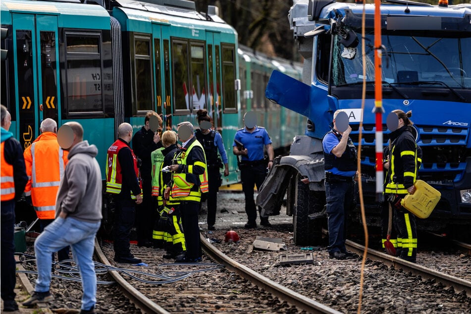 Crash zwischen U-Bahn und Lkw im Riederwald: Beide Fahrer schwer verletzt