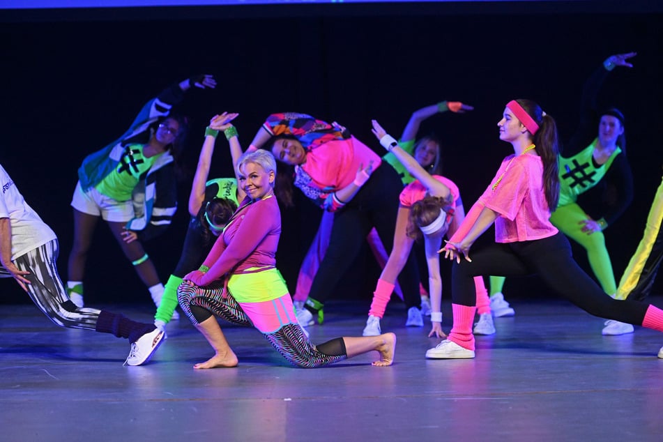 Dörte Freitag (51, vorn) bei der Geburtstagsgala in der Lausitzhalle.