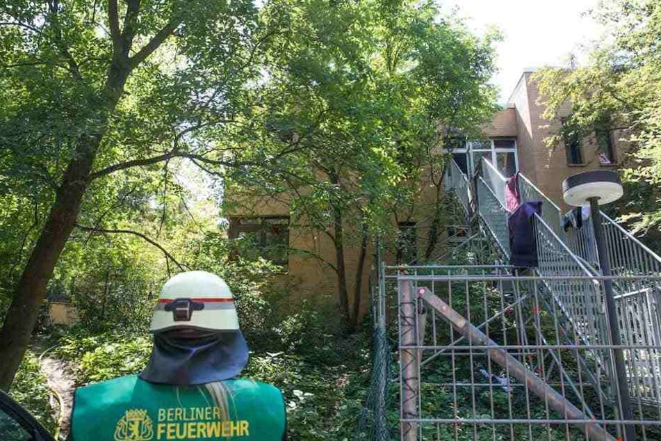 Über eine lange Außentreppe verschaffte sich die Berliner Feuerwehr Zutritt zum Brandherd.