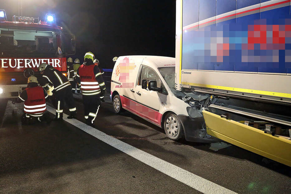 Warum die Fahrerin des Caddys den Lkw rammte, ist noch unklar.