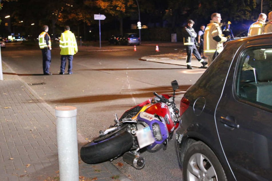 Die verunglückte Kawasaki ist gegen ein geparktes Auto geschlittert.
